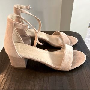 Low nude heel. Size 6.